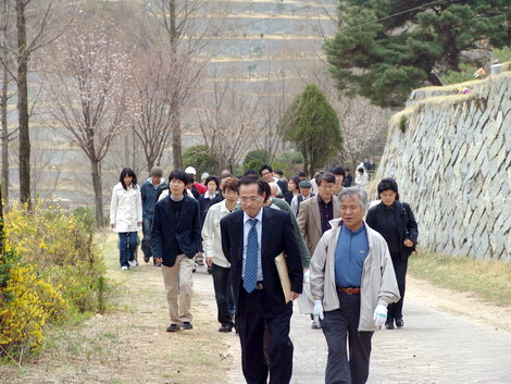 인혁당사건 희생자 네 분이 잠들어있는 칠곡 현대공원 길목에는 화사한 꽃들이 피어있었다. 